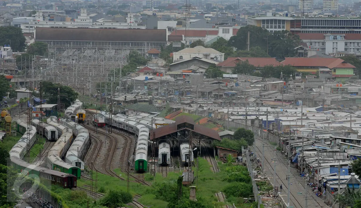 Suasana pemukiman padat Kampung Bandan, Jakarta, Senin (30/5). Pemprov DKI Jakarta berencana menata permukiman padat penduduk di kawasan Kampung Bandan dengan membangun Rusunawa.(Liputan6.com/Gempur M Surya)