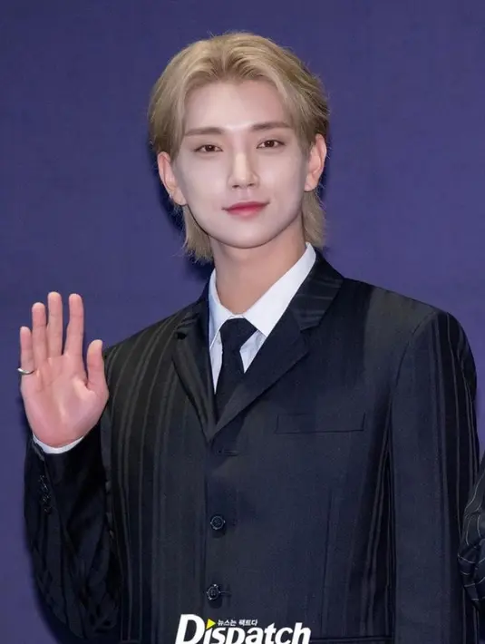 Joshua Seventeen terlihat tampan dibalut jas bertekstur yang dipadukan kemeja dan dasi serba hitam.  [Foto: IG/koreandispatch].