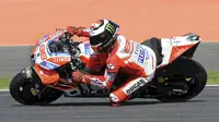 Pembalap Ducati, Jorge Lorenzo saat beraksi pada MotoGP Inggris 2017 di Sirkuit Silverstone. (AP Photo/Rui Vieira)
