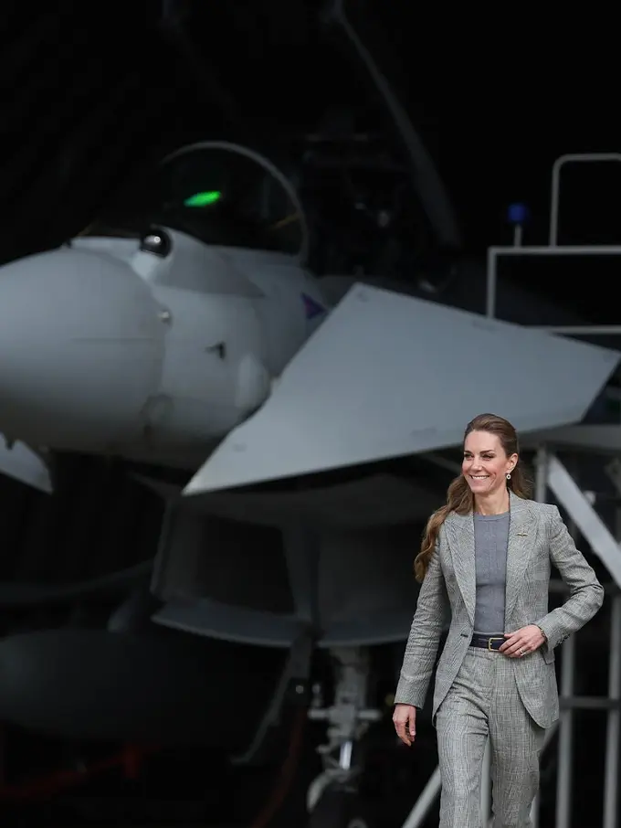 Kate Middleton Turun Mundur Anak Tangga Pesawat dengan Heels 10 CM, Tetap Anggun dengan Aura Maskulin