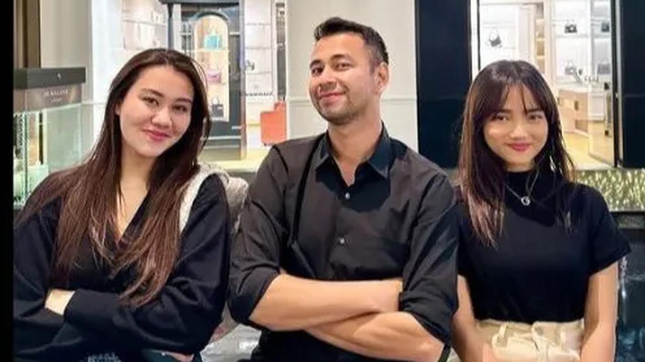Dilansir dari Liputan6.com yang unggah pada Selasa, (05/12/2023) Beberapa waktu lalu, Raffi Ahmad menciptakan sensasi di kalangan publik, dengan mengajak Fuji dan Aaliyah Massaid untuk berpose bersamanya. <br>