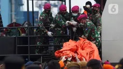 Serpihan pesawat Sriwijaya Air SJ 182 yang dibawa KRI Kurau diturunkan ke Dermaga JICT 2, Jakarta, Minggu (10/1/2021). Tim SAR Kopaska TNI AL menyerahkan serpihan pesawat Sriwijaya Air SJ 182 yang berhasil dievakuasi ke Basarnas, Kepolisian, dan KNKT. (Liputan6.com/Helmi Fithriansyah)