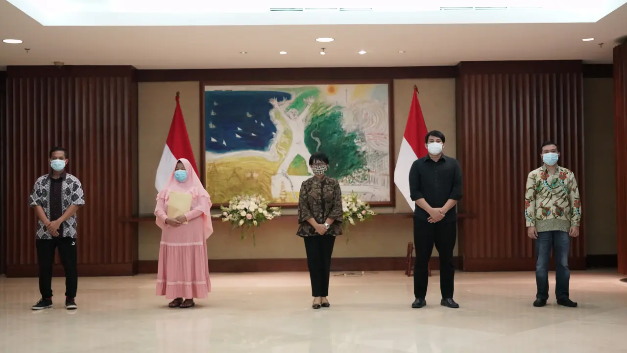 Menlu Retno bersama dengan 3 ABK dan 1 PMI yang berhasil dipulangkan oleh Kementerian Luar Negeri usai disandera.