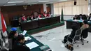 Bupati Empat Lawang Budi Antoni Aljufri dan istrinya, Suzannna, menjalani sidang perdana kasus suap sengketa Pilkada di Pengadilan tipikor, Jakarta, Kamis (17/9). Keduanya diduga menyuap mantan Ketua MK Akil Mochtar. (Liputan6.com/Andrian M Tunay)