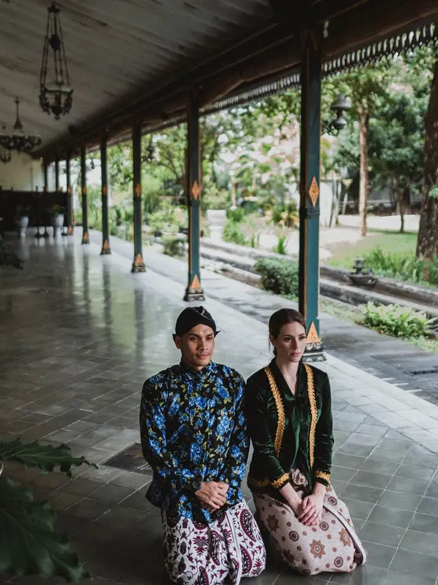 7 Potret Randy Pangalila dan Istri Bulenya dalam Balutan Adat Jawa