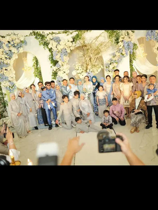 Beberapa tingkahnya disorot, seperti saat Atta berbicara di hadapan keluarga kedua belah pihak, Ameena mendampingi di sampingnya. [Foto: Instagram/attahalilintar]