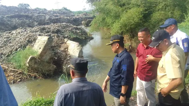 Sekda Kota Depok, Supian Suri mendatangi lokasi Kali Pesanggrahan yang tergerus sampah TPA Cipayung, Depok.