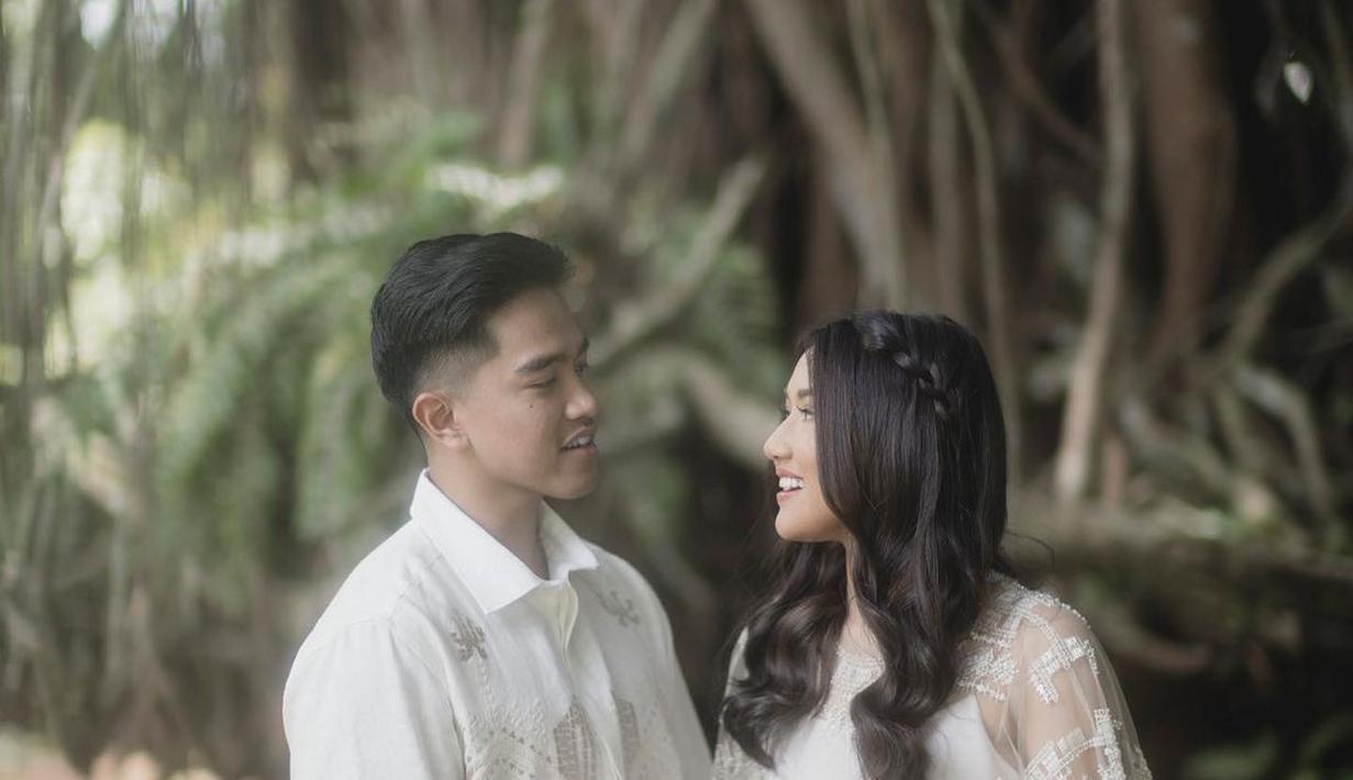 Meski banyak yang mempertanyakan mengapa bikin foto pranikah berlatar pohon beringin, tak sedikit yang menyanjung serta mendoakan Kaesang Pangarep dan Erina Gudono. “Kaya pangeran sama putri raja,” tulis @yarma**** di kolom komentar. “Kakaknya dapetin putri solo, yg ini putri indonesia DIY. Mantep kang pisang gak ada lawan,” @_mich**** menyahut. “Apa aja dilakukan buat yang tersayang ya mas,” cetus akun @dee***. (Foto: Dok. Instagram @kaesangp)