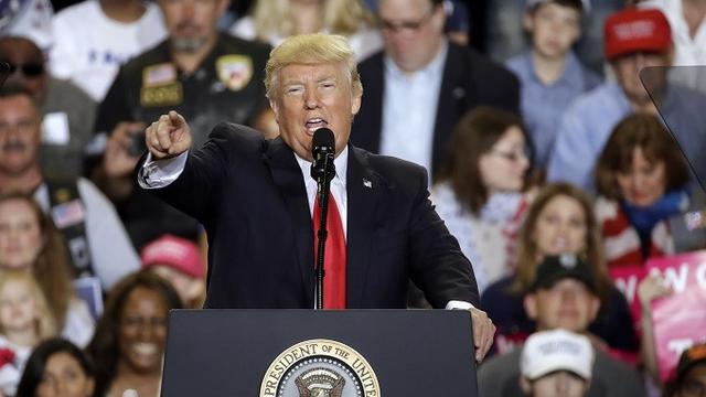 Donald Trump ketika berpidato di hadapan para pendukungnya dalam rangka 100 hari pemerintahannya