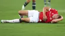 Pemain Wrexham, Paul Mullin terkapar sambil mengeram kesakitan setelah mengalami berbenturan dengan kiper Manchester United, Nathan Bishop pada laga uji coba pramusim di Snapdragon Stadium, San Diego, California, Rabu (25/07/2023) WIB. (AFP/Getty Images/Sean M. Haffey)