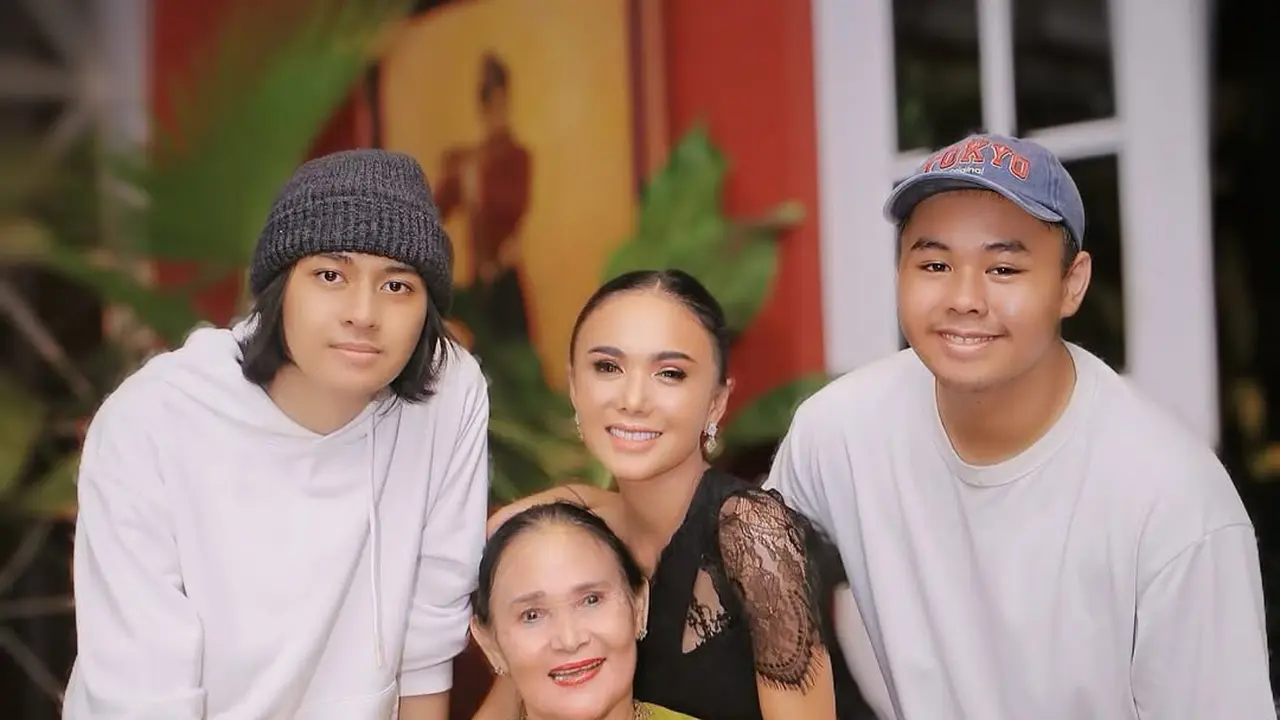 Yuni Shara, Supermom Single Parent dengan Pola Asuh Disiplin yang Hangat