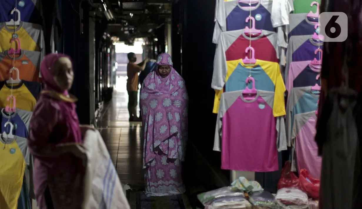 Seorang wanita melaksanakan salat di Pasar Cipulir, Jakarta, Senin (6/4/2020). Para pedagang pakaian di pasar grosir ini mengeluhkan sepinya pembeli sejak penyebaran virus corona COVID-19 yang kian meningkat. (Liputan6.com/Johan Tallo)