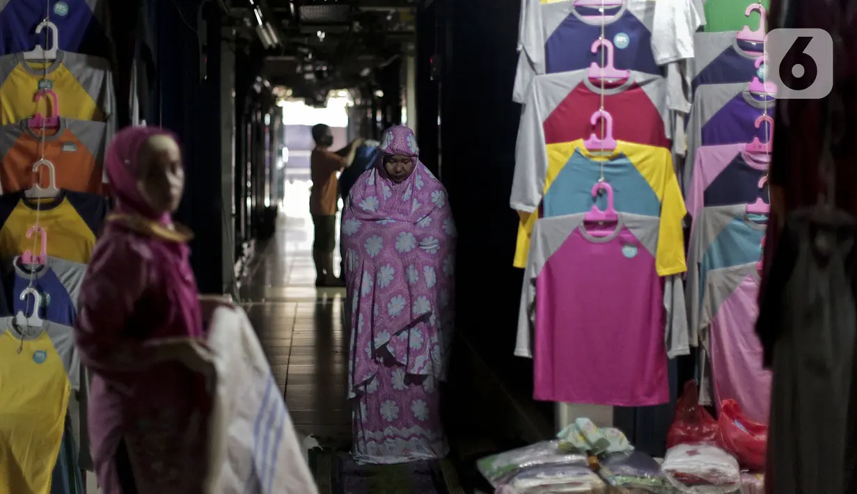 Seorang wanita melaksanakan salat di Pasar Cipulir, Jakarta, Senin (6/4/2020). Para pedagang pakaian di pasar grosir ini mengeluhkan sepinya pembeli sejak penyebaran virus corona COVID-19 yang kian meningkat. (Liputan6.com/Johan Tallo)