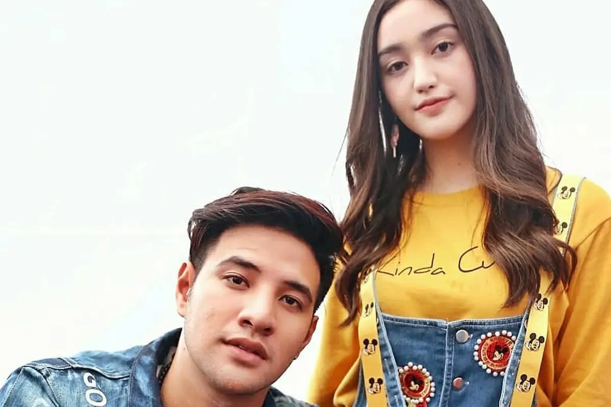 [Bintang] Denim Dungaree Favorit Ranty Maria Ini Unik Maksimal, Kamu Suka yang Mana?