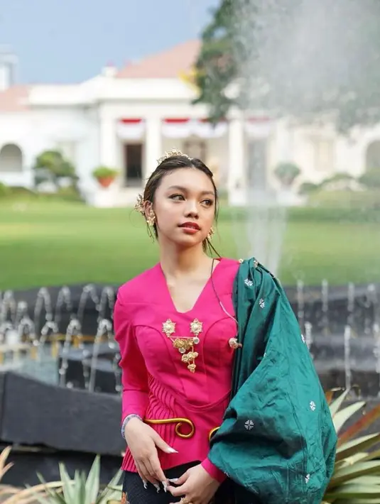 Naura Ayu, anak Nola B3 yang dikenal luas sebagai penyanyi cilik ini hadir sebagai salah satu pengisi upacara kemerdekaan RI.(Instagram/naura.ayu)