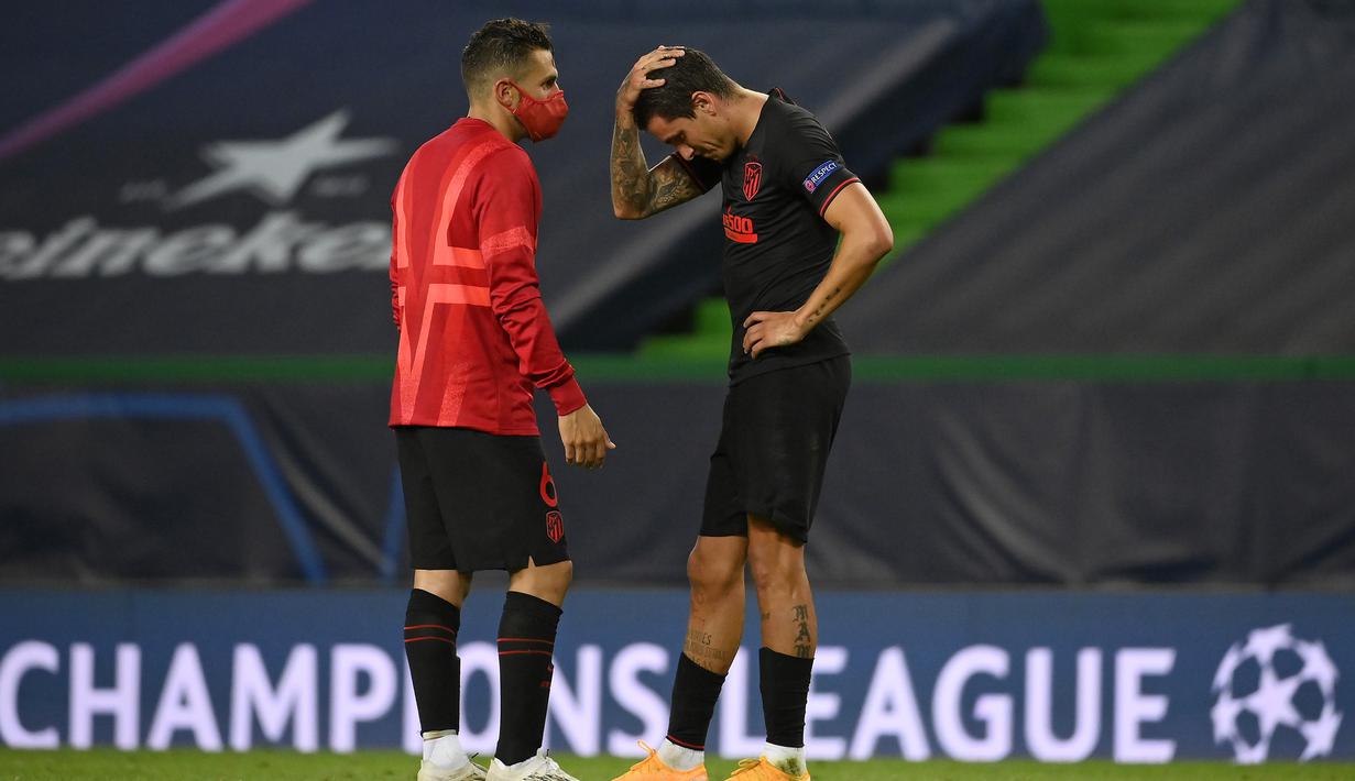 Pemain Atletico Madrid, Koke, tampak lesu usai dikalahkan RB Leipzig pada perempat final Liga Champions 2019/2020 di Estadio Jose Alvalade, Jumat (14/8/2020) dini hari WIB. Atletico Madrid kalah 1-2 atas RB Leipzig. (AFP/Lluis Gene/pool)