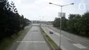 Kendaraan melintasi Jalan Tol BSD-Jakarta yang terlihat lengang di Bintaro, Tangerang Selatan, Rabu (22/4/2020). Sejak pemberlakuan PSBB untuk memutus penularan COVID-19 di wilayah Jakarta dan sekitarnya, aktivitas kendaraan menurun hingga 35 persen. (merdeka.com/Dwi Narwoko)
