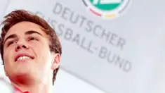 Ekspresi gelandang muda Jerman Mario Goetze di sesi konferensi pers yang digelar di Kamen, 7 Februari 2011, dua hari jelang laga persahabatan melawan Italia. AFP PHOTO / FRISO GENTSCH