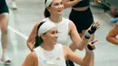 Luna Maya taklukkan Hyrox Jakarta di kelas Double Women dengan mengikat rambut pendeknya dan headband. Ini jadi Hyrox keduanya bersama sang bestie, Marianne Rumantir [@lunamaya]