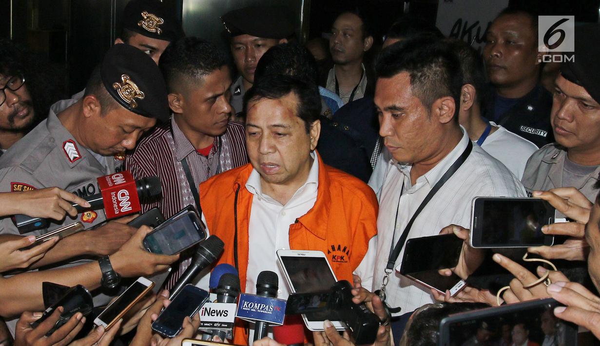 Tersangka kasus korupsi KTP Elektronik Setya Novanto memberikan keterangan usai menjalani pemeriksaan di Gedung KPK, Jakarta, Senin (20/11). Seusai diperiksa Ketua DPR tersebut dipindahkan dari RSCM Kencana ke Rutan KPK. (Liputan6.com/Herman Zakharia)