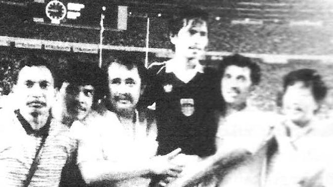 Djadjang Nurdjaman dielu-elukan sebagai pahlawan usai Persib juara Perserikatan 1986. (Bola.com/Dok. Pribadi)