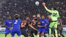 Kiper AC Milan Lorenzo Torriani berusaha mengamankan bola saat menghadapi Chelsea dalam laga pramusim di Stadion Utama Gelora Bung Karno (SUGBK), Jakarta, Sabtu (8/8/2026) malam WIB. Torriani menunjukkan refleksnya di tengah kepungan pemain kedua tim dalam pertandingan yang berakhir dengan kemenangan Chelsea 3-0 atas AC Milan. (KapanLagi.com/Budy Santoso)