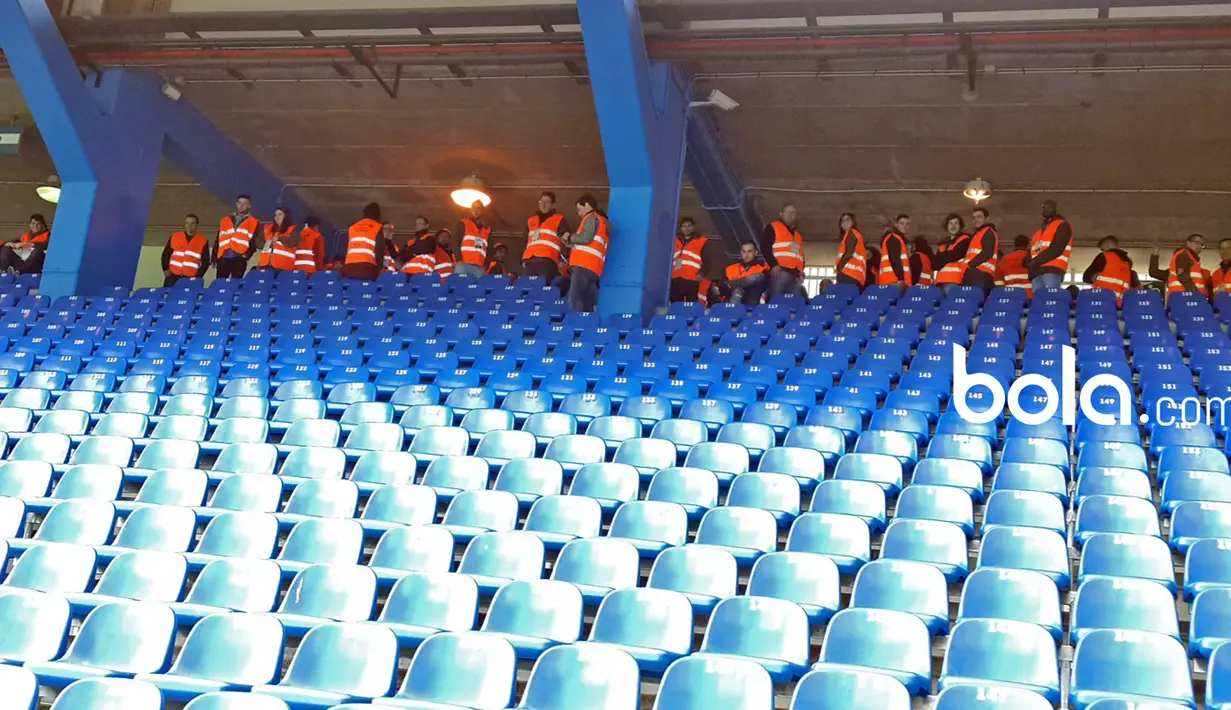 Tim pengamanan Stadion Riazor tengah bersiap jelang laga RC Deportivo La Coruna melawan Barcelona pada laga La Liga Spanyol. (Bola.com/Okky Herman Dilaga)