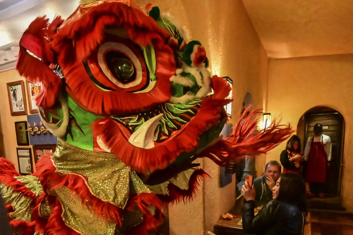 Barongsai Sapa Pengunjung Restoran di Meksiko