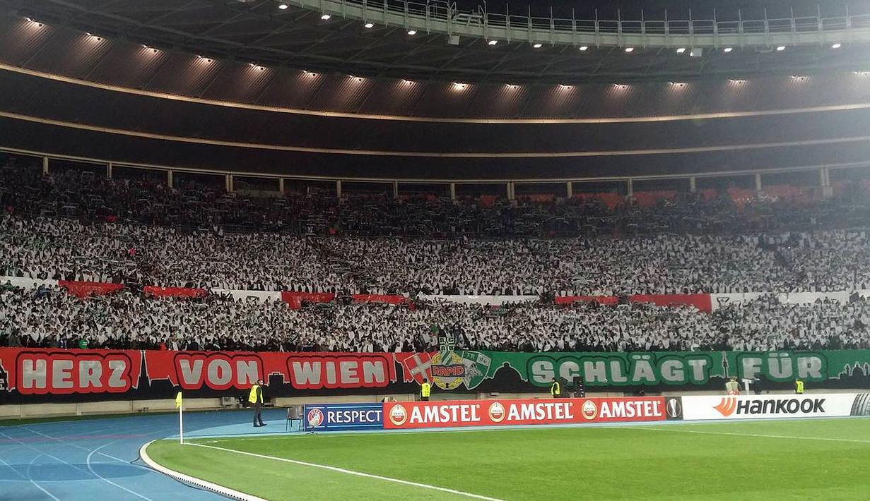 Suporter Rapid memberikan atraksi koreografi menarik pada laga lanjutan Grup E Liga Europa. Jumat (23/10/2015) dini hari WIB.(Bola.com/Reza Khomaini)