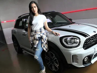 Model berpose di mobil new MINI Countryman, Plaza MINI Surabaya, Jumat (30/04/2021). MINI Indonesia bersama dengan PT Plaza Auto Raya hari ini luncurkan the new MINI Countryman pada peresmian diler MINI untuk wilayah Jawa Timur. (Liputan6.com/Pool/MINI Indonesia)