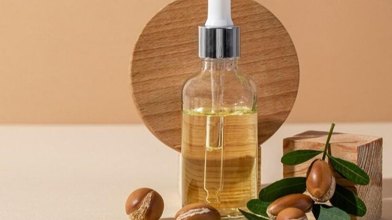 Namun, tahukah Anda bahwa minyak argan memiliki kandungan vitamin E yang jauh lebih tinggi dibandingkan minyak zaitun? Artikel ini akan menjelaskan apa itu minyak argan dan berbagai manfaatnya yang mungkin belum Anda ketahui.