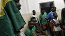 Pemain Mali sedang bersiap bermain melawan Guinea dalam turnamen sepak bola untuk kaum migran dan orang asing bertajuk "Balon Mundial" yang  diikuti 35 timnas putra dan 11 timnas putri. (AFP PHOTO/MARCO BERTORELLO)