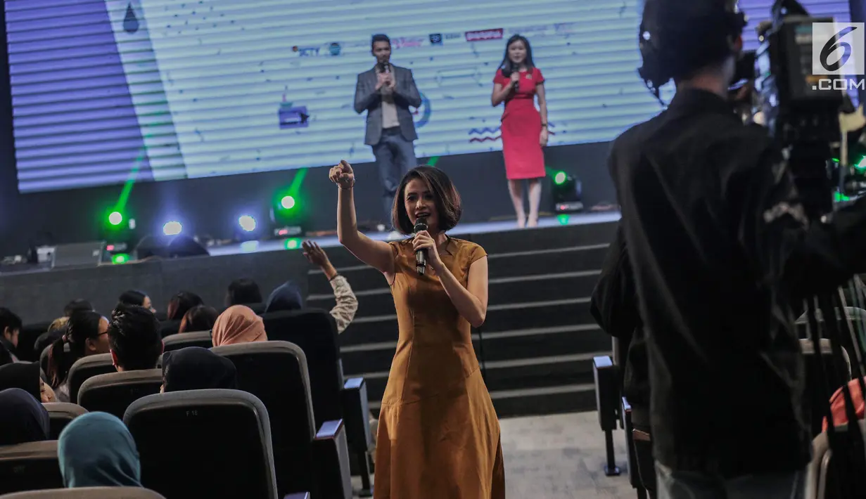 News anchor Indosiar, Pratiwi Kusumastuti membagikan pengalaman sebagai jurnalis saat gelaran Emtek Goes To Campus (EGTC) 2018 di Universitas Kristen Petra Surabaya, Rabu (14/11). EGTC ini berlangsung hingga 15 November 2018. (Liputan6.com/Faizal Fanani)