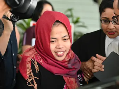 Warga negara Indonesia Siti Aisyah meninggalkan Pengadilan Tinggi Shah Alam, Kuala Lumpur, Malaysia, Senin (11/3). Siti Aisyah yang dituduh membunuh Kim Jong Nam, saudara tiri pemimpin Korut Kim Jong Un resmi dibebaskan. (AFP Photo/ Mohf Rasfan)