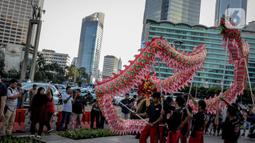Para pemain Liang Liong hibur pengguna jalan di pedestrian di kawasan Bundaran HI, Jakarta, Kamis (23/1/2020). Kegiatan yang diselenggarakan pemprov DKI Jakarta tersebut bertujuan untuk menghibur pengguna jalan dalam rangka menyambut Tahun Baru Imlek ke 2571. (Liputan6.com/Faizal Fanani)
