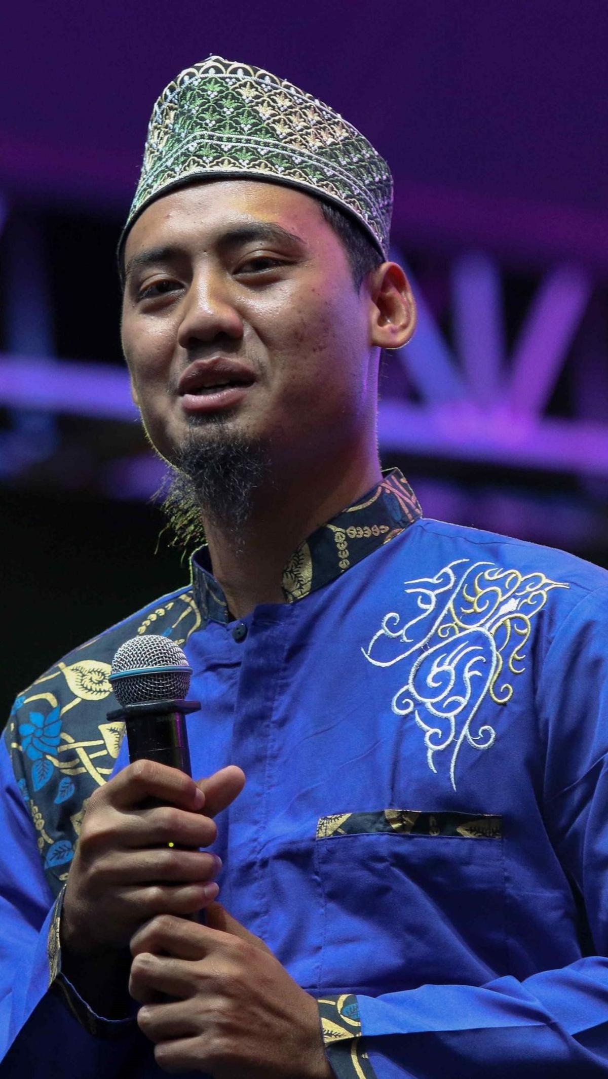 Ustaz yang memiliki nama lengkap Muhammad Abi Azkakia atau biasa disebut Ustaz Abi ini merupakan da'i yang berdakwah via media sosial maupun sambil bermain game Mobile Legends. Foto: Liputan6.com / Herman Zakharia<br>