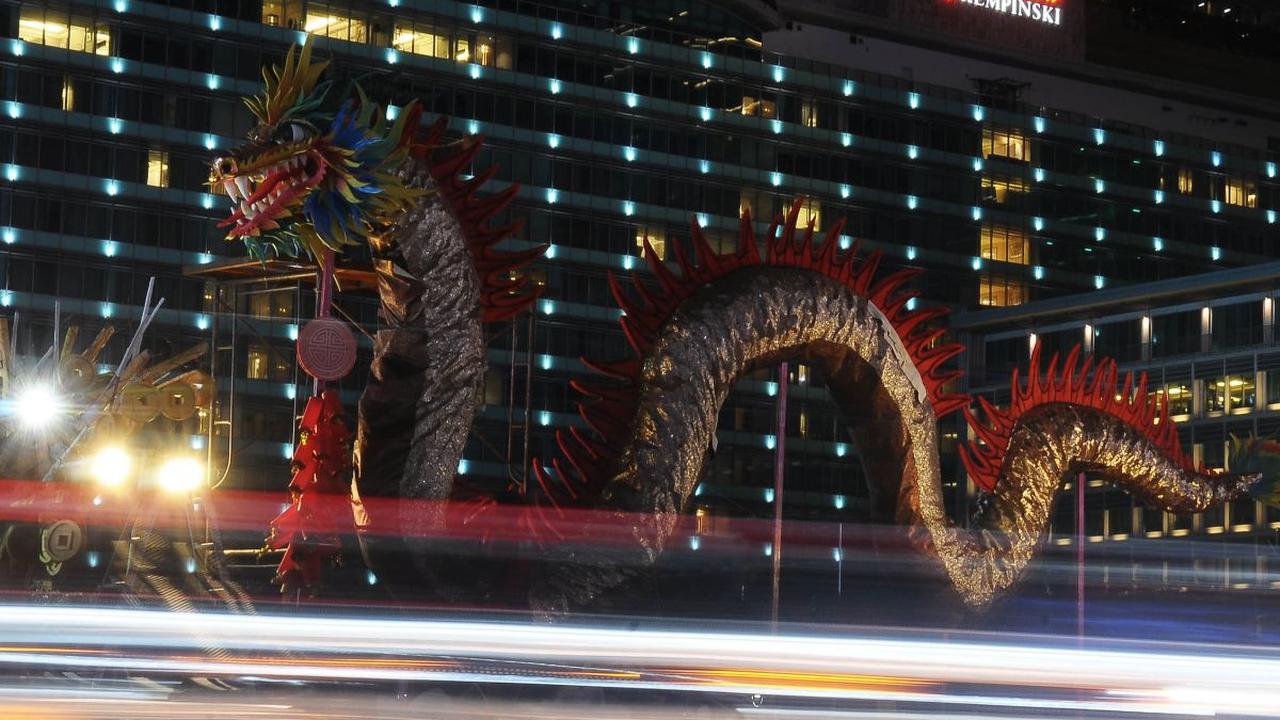 Ornamen naga kayu raksasa menghiasi kawasan Bundaran HI, Jakarta, pada 7 Februari 2024. Pemasangan instalasi tersebut dilakukan&nbsp;Dinas Pertamanan dan Hutan Kota (Distamhut) DKI Jakarta untuk menyemarakkan perayaan Imlek 2024.