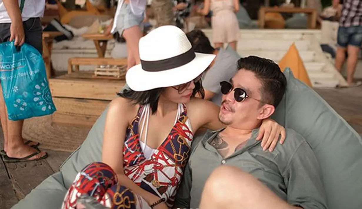 Beberapa potret liburan intim begitu terlihat. Beberapa diantaranya keduanya sedang menikmati liburan di pulau Dewata Bali. Beragam reaksi pengikutnya melihat kemesraan keduanya. (Instagram/selvikitty)