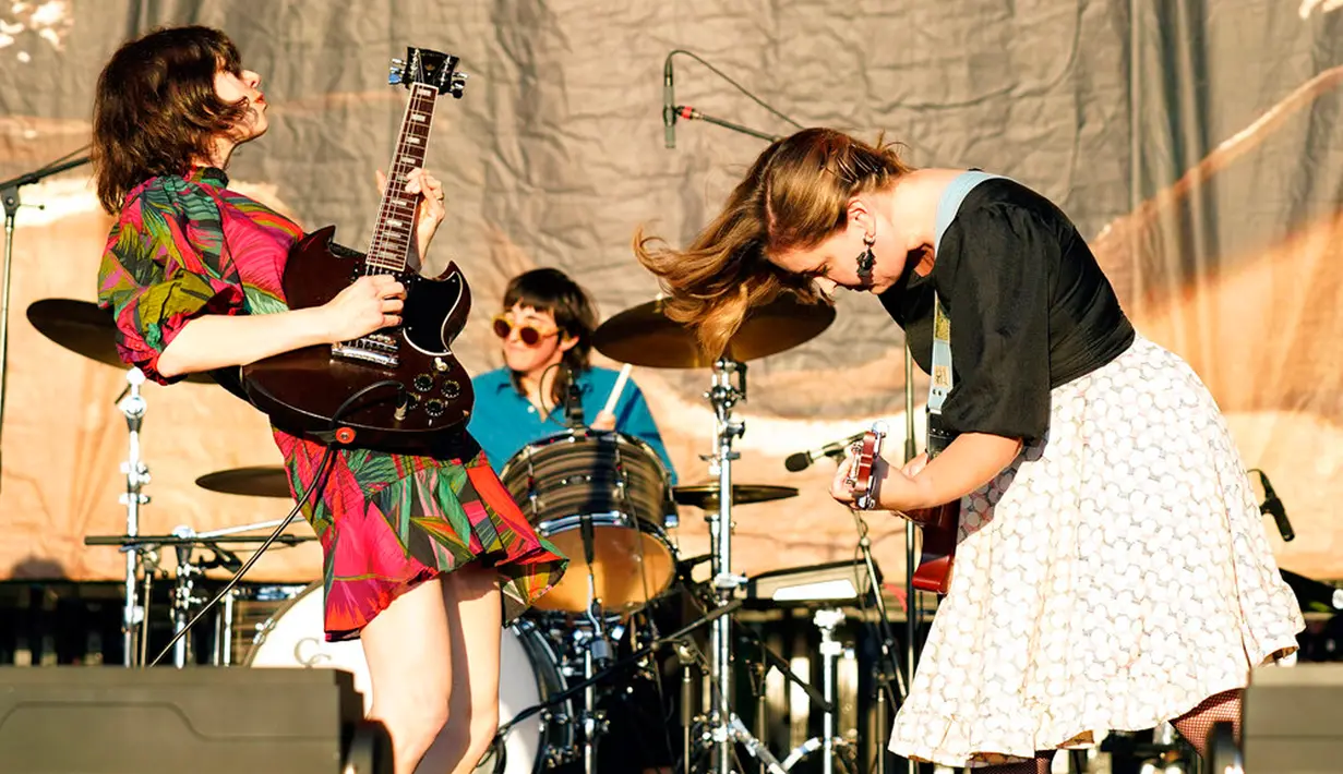 Carrie Brownstein (kiri) dan Corin Tucker dari Sleater Kinney tampil pada hari ketiga Riot Fest 2022 di Douglass Park, Chicago, Amerika Serikat, 18 September 2022. (Photo by Rob Grabowski/Invision/AP)
