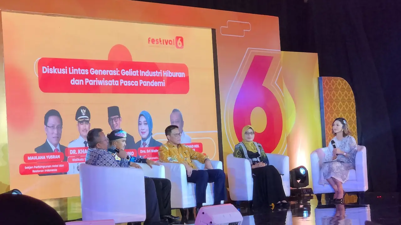 Deputi Bidang Ekonomi Digital dan Produk Kreatif Kementerian Pariwisata dan Ekonomi Kreatif (Kemenparekraf) Muhammad Neil El Himam dalam diskusi Lintas Generasi: Geliat Industri hiburan dan pariwisata pasca pandemi, Minggu (9/7/2023). (Tira/Liputan6.com)