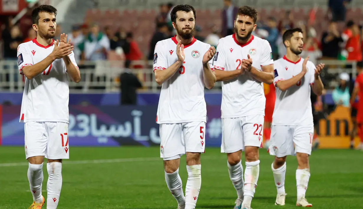 Para pemain Tajikistan memberi hormat kepada para penonton setelah berakhirnya pertandingan sepak bola Grup A Piala Asia AFC Qatar 2023 melawan China di Stadion Abdullah bin Khalifa di Doha pada 13 Januari 2024. (KARIM JAAFAR/AFP)