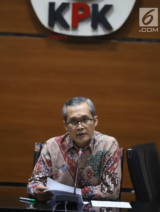 Wakil Ketua KPK Alexander Marwata saat jumpa pers terkait OTT Bupati Cirebon Sunjaya Purwadi Sastra di Gedung KPK, Jakarta, Kamis (25/10). Selain jual beli jabatan, Sunjaya juga menjadi tersangka atas proyek dan perizinan. (Liputan6.com/Herman Zakharia)
