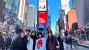 Momen liburan Mulan Jameela dan El Rumi ini pun mencuri perhatian. Putra kedua Maia Estianty ini tampak akrab dengan Mulan dan saudara tirinya. Momen keluarga ini saat liburan pun tampak kompak dan seru. (Liputan6.com/IG/@ari_lasso)