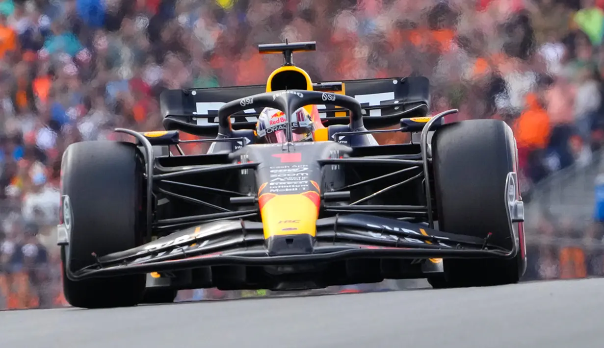Pembalap berusia 25 tahun tersebut berhasil memanfaatkan keuntungan sebagai pole sitter dalam sesi yang berlangsung selama 72 putaran itu. (AP Photo/Peter Dejong)