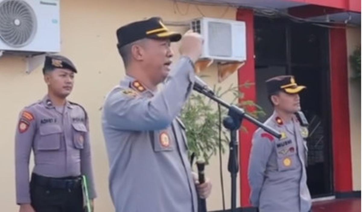 "Coba angkat tangan anggota saya yang sudah menikah. Nah, yang tadi angkat tangan. Coba ambil handphone, kamu tuliskan pesan paling romantis kepada suami atau istrimu. Waktunya satu menit, mulai sekarang,"