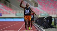 Atlet tuan rumah Papua Abraham Elopere menjadi peraih emas pertama Pekan Paralimpiade Nasional (Peparnas) Papua 2021, Sabtu (6/11/2021). (NPC Indonesia)