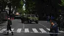 Petugas Polisi Federal berjaga di Mayo Avenue selama operasi keamanan di sekitar kedutaan besar Israel di Buenos Aires menyusul ancaman bom, pada 18 Oktober 2023. (Luis ROBAYO / AFP)