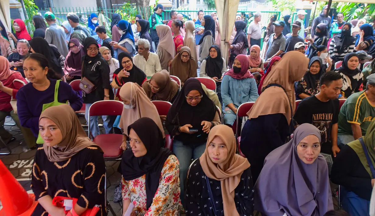 Warga Penerima Bantuan Pangan (PBP) antri mengambil  beras yang didistribusikan di Kelurahan Kebon Baru, Jakarta Selatan, Selasa, 1 September 2026. (KLY/Arie Basuki).