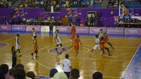 Kuarter kedua antara tim basket Putra Papua melawan tim Basket Bali telah berakhir, dengan skor 24-32, pertandingan akan segera di lanjutan di GOR Basket MSC Mimika, Rabu (29/9/2021) (Foto : PB PON XX Papua 2021/ Aripin)