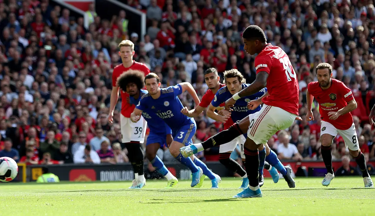 Striker Manchester United Marcus Rashford mencetak gol lewat tendangan penalti ke gawang Leicester City pada laga Liga Inggris di Stadion Old Trafford, Manchester, Inggris, Sabtu (14/9/2019). Gol tunggal Rashford membawa MU menang atas Leicester. (Martin Rickett/PA via AP)